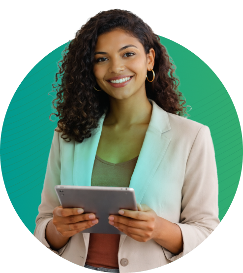 Mulher sorrindo e segurando um tablet